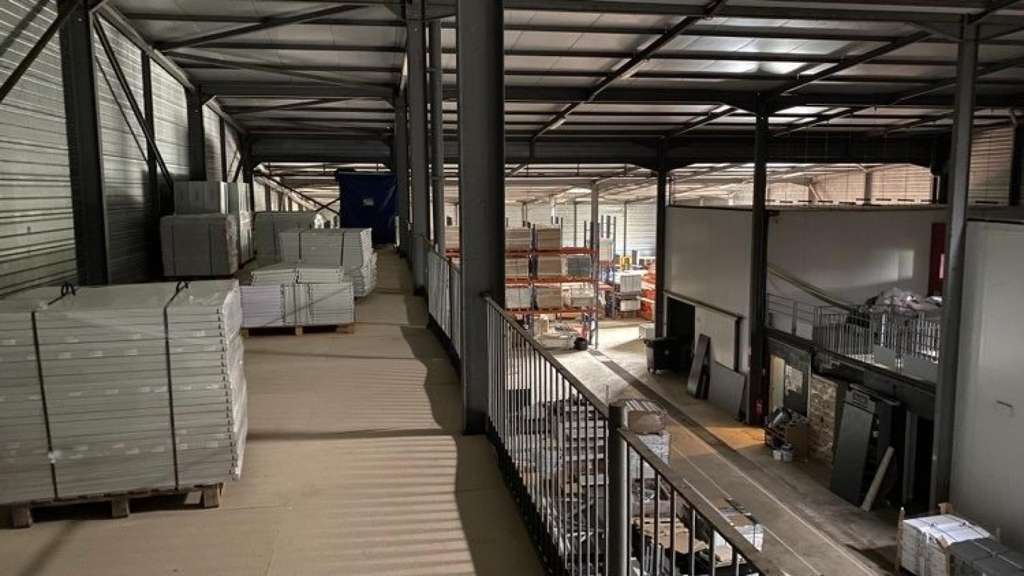 Dépôt industriel de 1500 m² sur 13.631 m² de ter