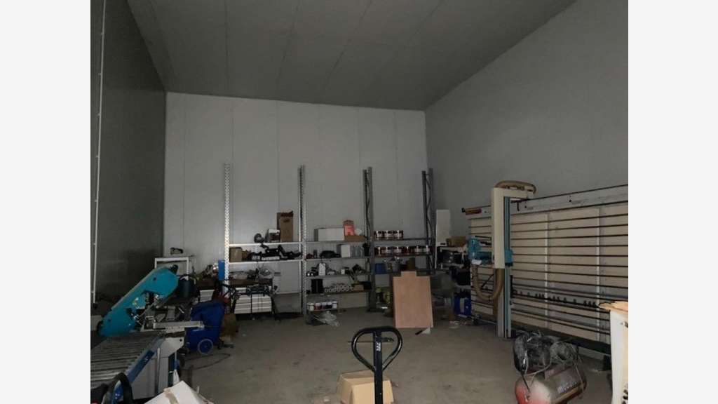 Dépôt industriel de 1500 m² sur 13.631 m² de ter