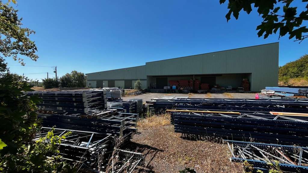 Dépôt industriel de 1500 m² sur 13.631 m² de ter