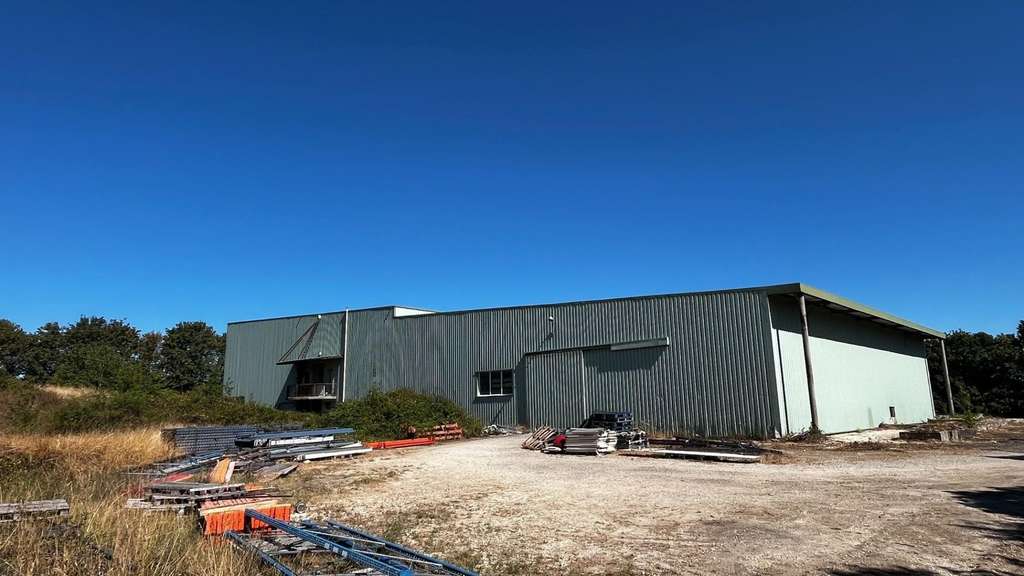 Dépôt industriel de 1500 m² sur 13.631 m² de ter