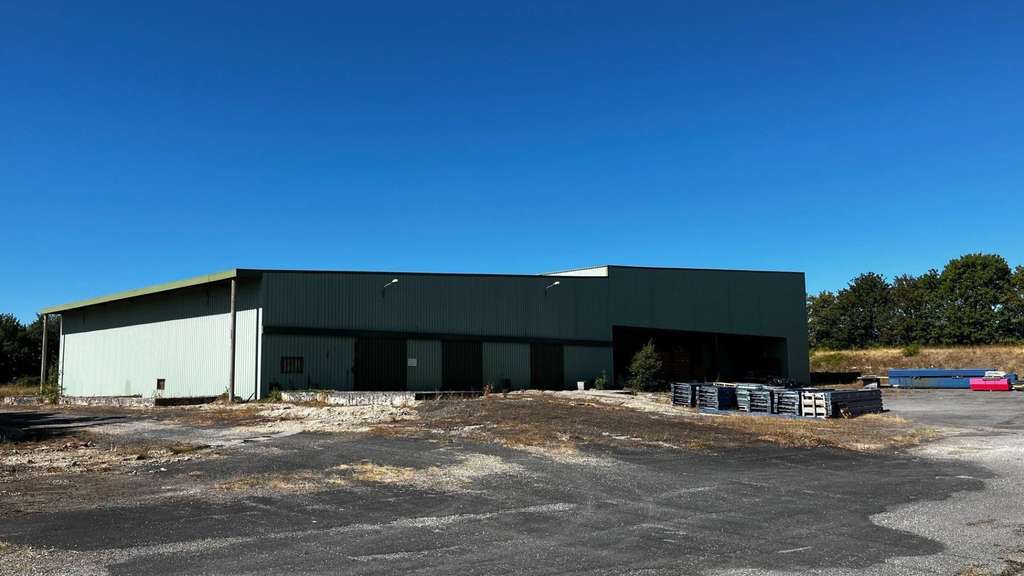 Dépôt industriel de 1500 m² sur 13.631 m² de ter