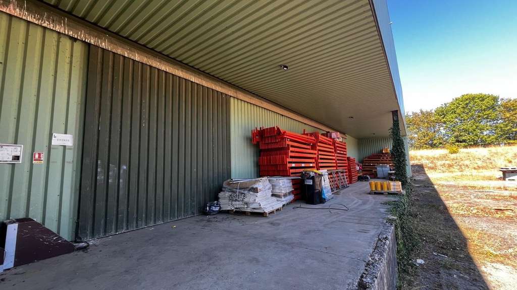 Dépôt industriel de 1500 m² sur 13.631 m² de ter