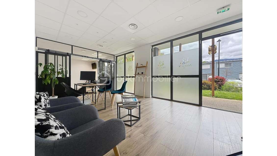 ***Crolles - Local 'Clé en main' de 61 m² - S