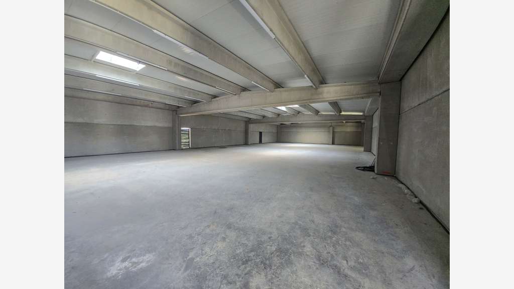 Vente espace de stockage de 560m² en ZAC à Cuers