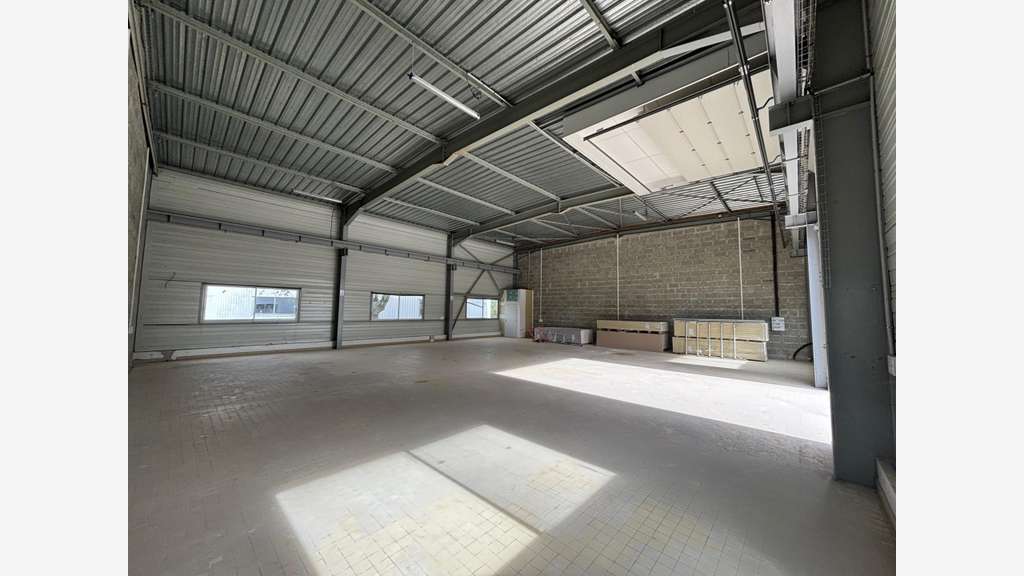 Locaux d'activité 239m² à Douvres la Délivrande
