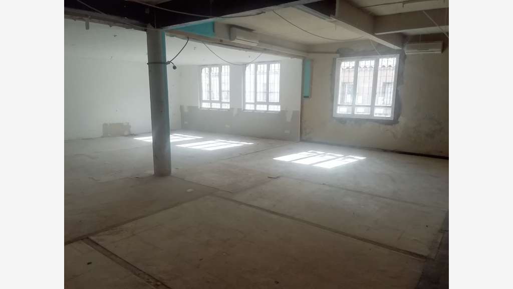 Local commercial 350m² à vendre à Draguignan (83)