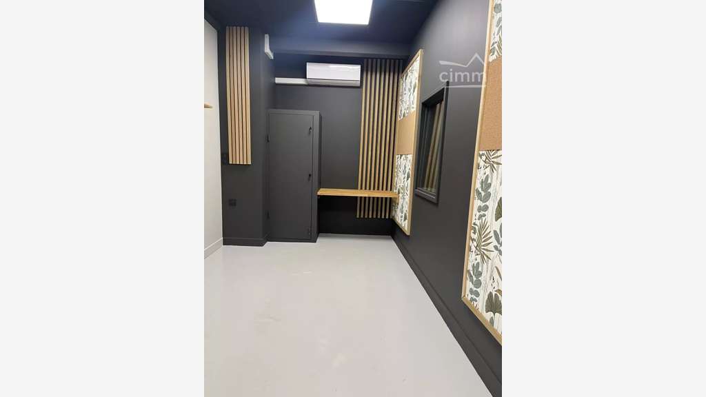 Immeuble professionnel refait à neuf – Feurs centr