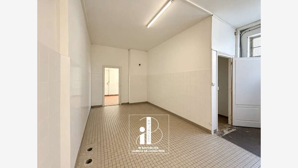 FONTAINEBLEAU EMPLACEMENT N°1 BELLE BOUTiQUE de 10
