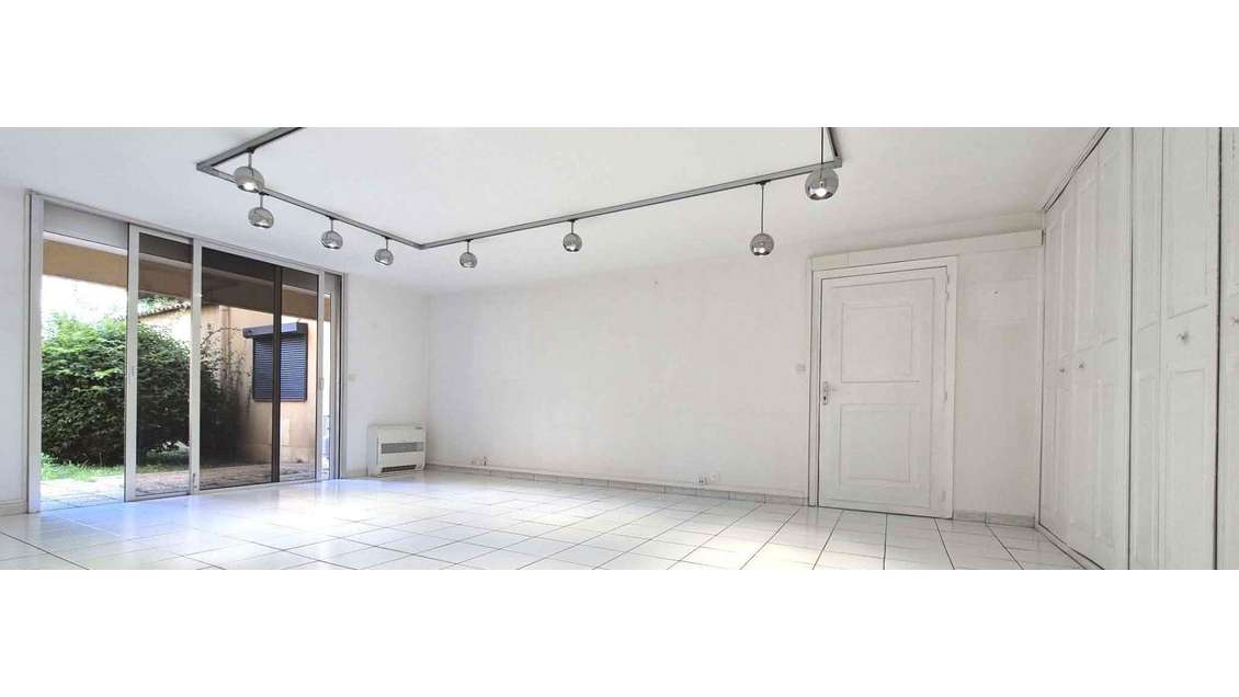 AV local professionnel 139m² centre-ville Fréjus