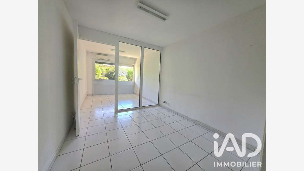 Vente local professionnel de 139m² en RDC à Fréjus