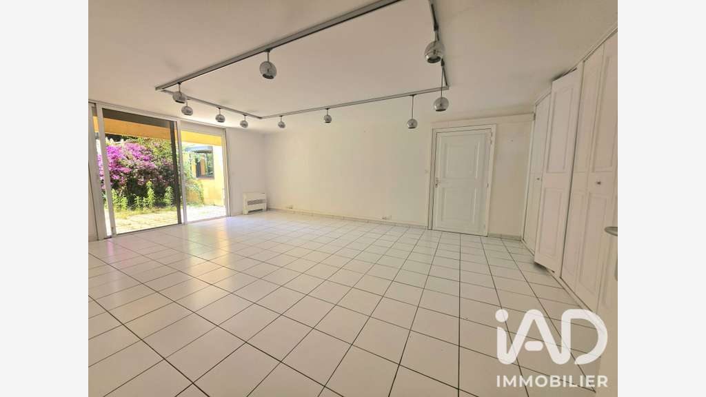 Vente local professionnel de 139m² en RDC à Fréjus