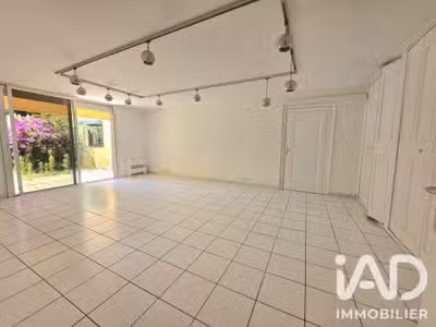Vente local professionnel de 139m² en RDC à Fréjus