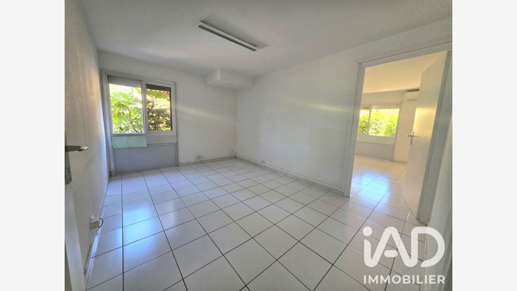 Vente local professionnel de 139m² en RDC à Fréjus