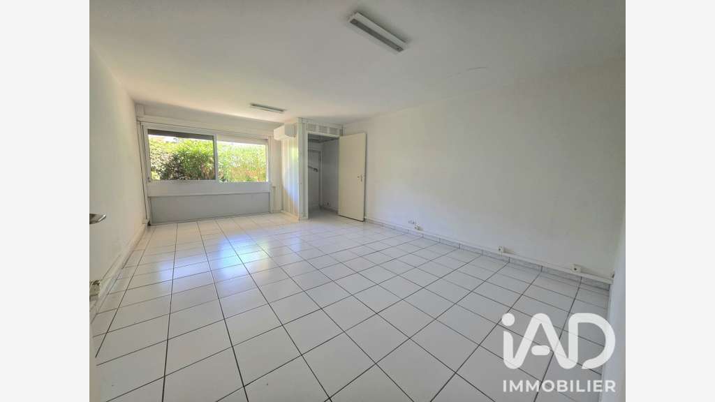 Vente local professionnel de 139m² en RDC à Fréjus