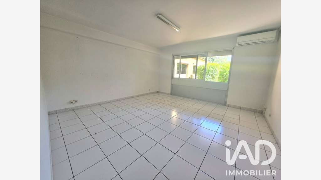Vente local professionnel de 139m² en RDC à Fréjus