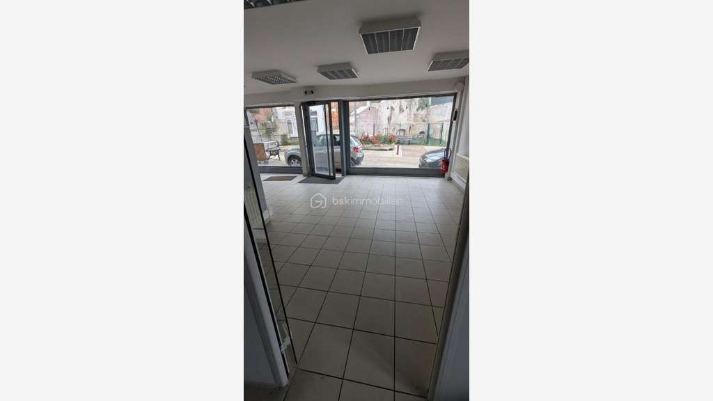 Vente local 60m² proche grand parking à Gaillon