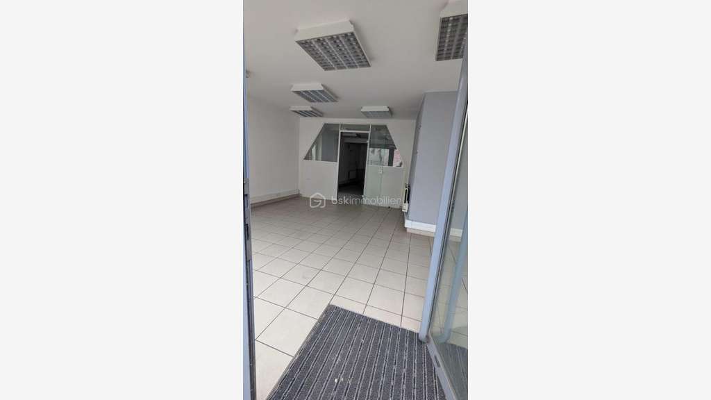 Vente local 60m² proche grand parking à Gaillon