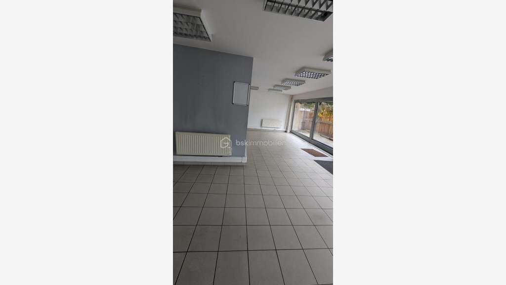 Vente local 60m² proche grand parking à Gaillon