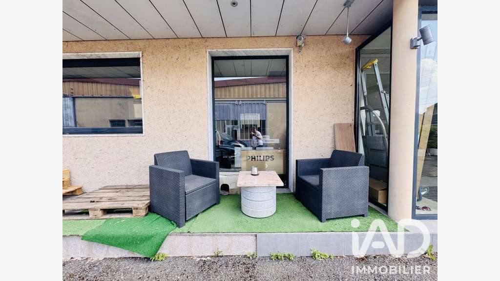 Vente local commercial 150m² à Garancières