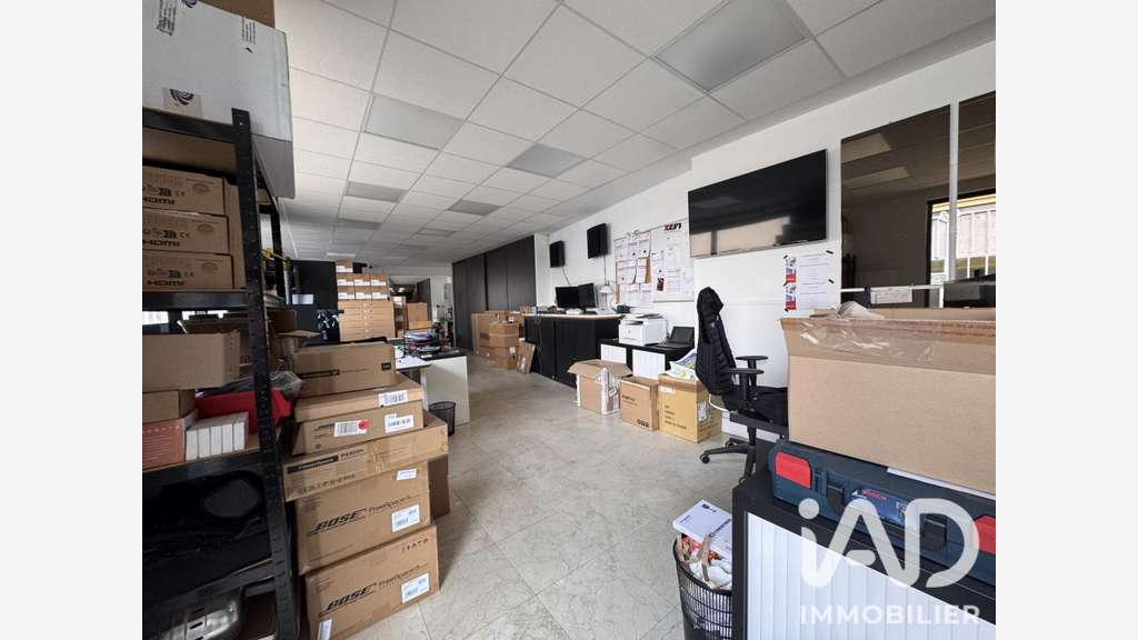 Vente local commercial 150m² à Garancières