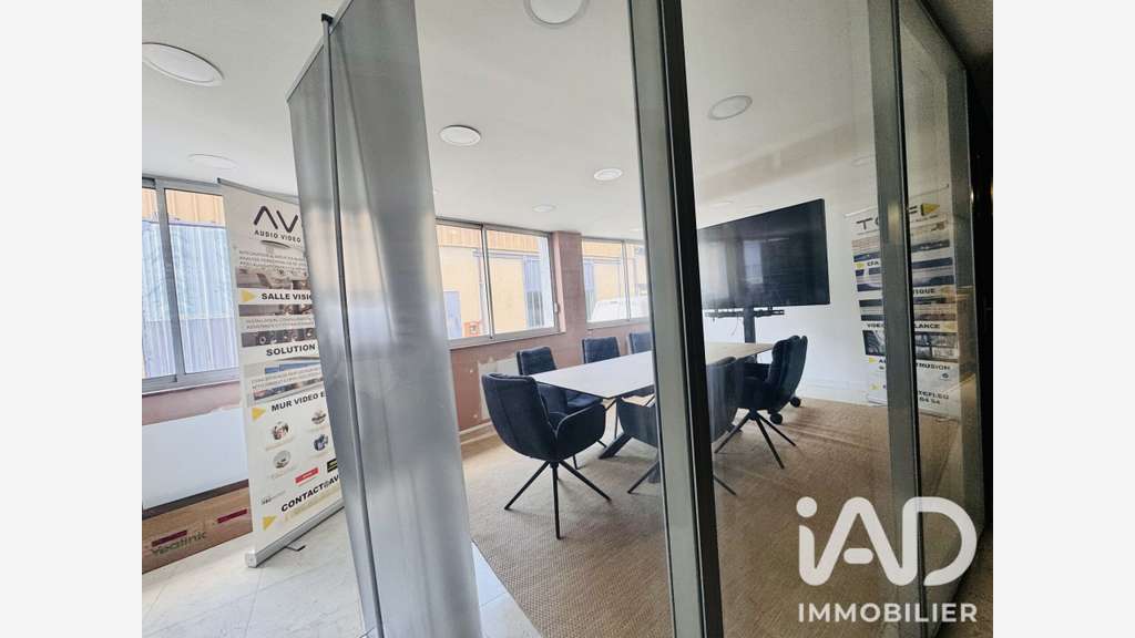 Vente local commercial 150m² à Garancières