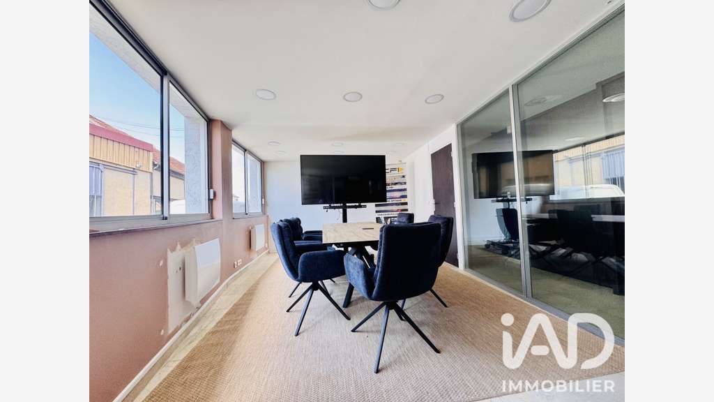 Vente local commercial 150m² à Garancières