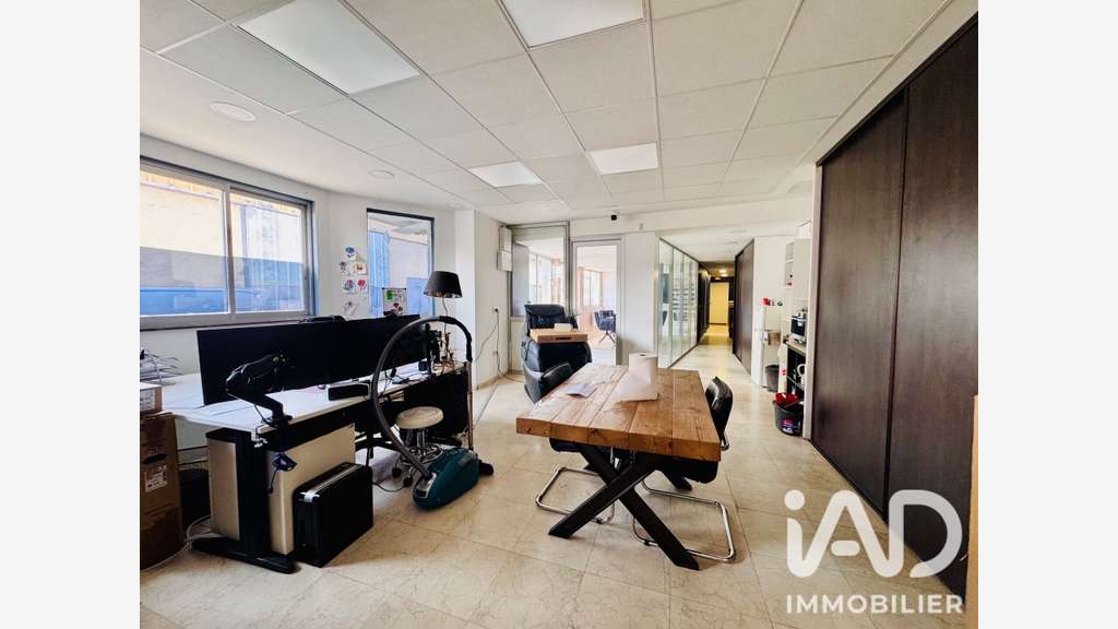 Vente local commercial 150m² à Garancières