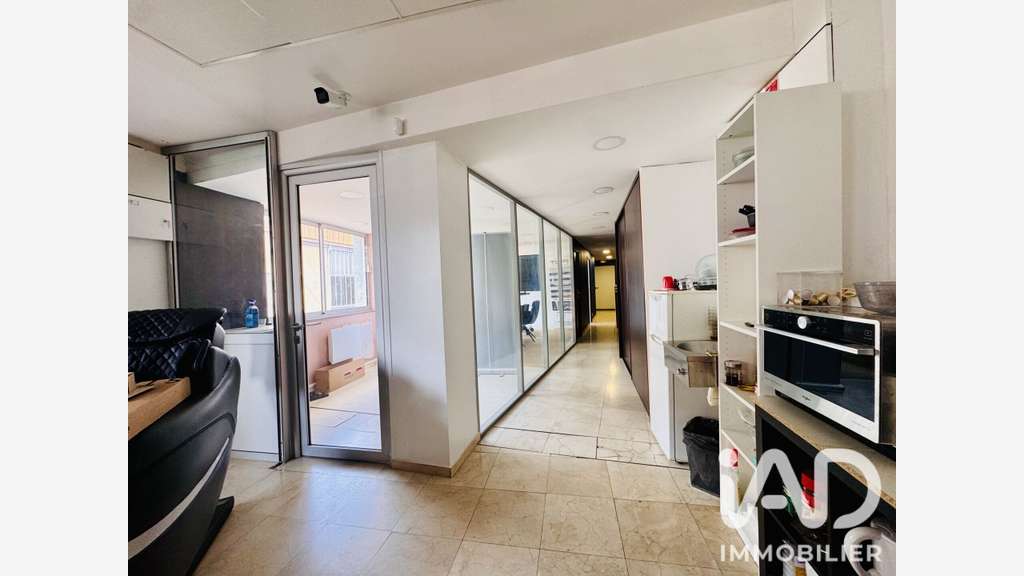 Vente local commercial 150m² à Garancières