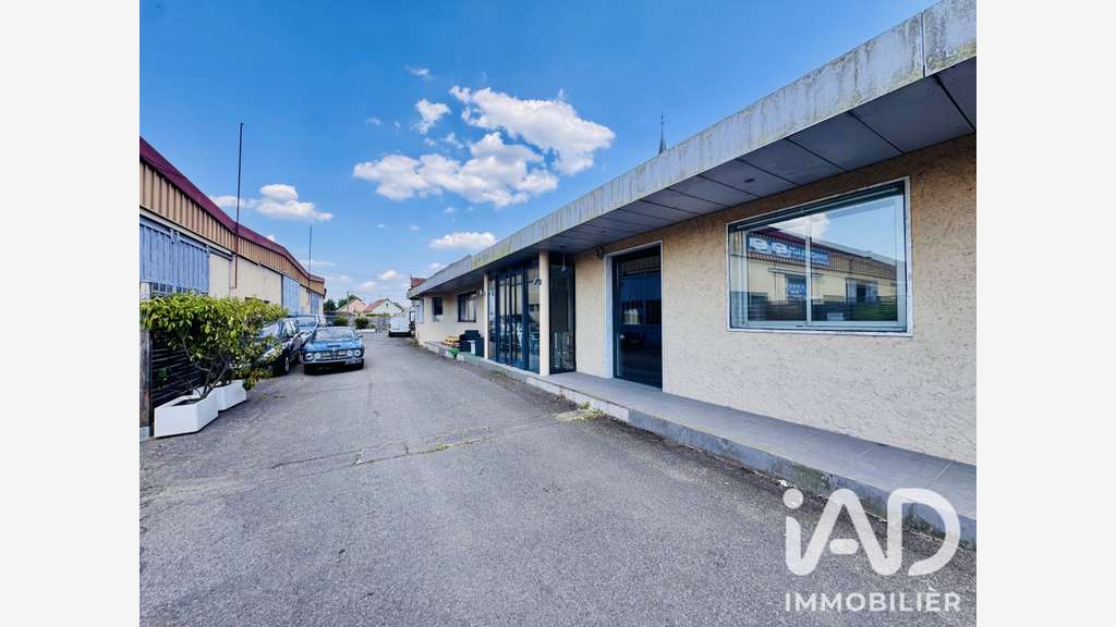 Vente local commercial 150m² à Garancières