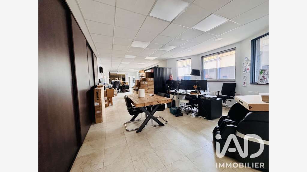 Vente local commercial 150m² à Garancières
