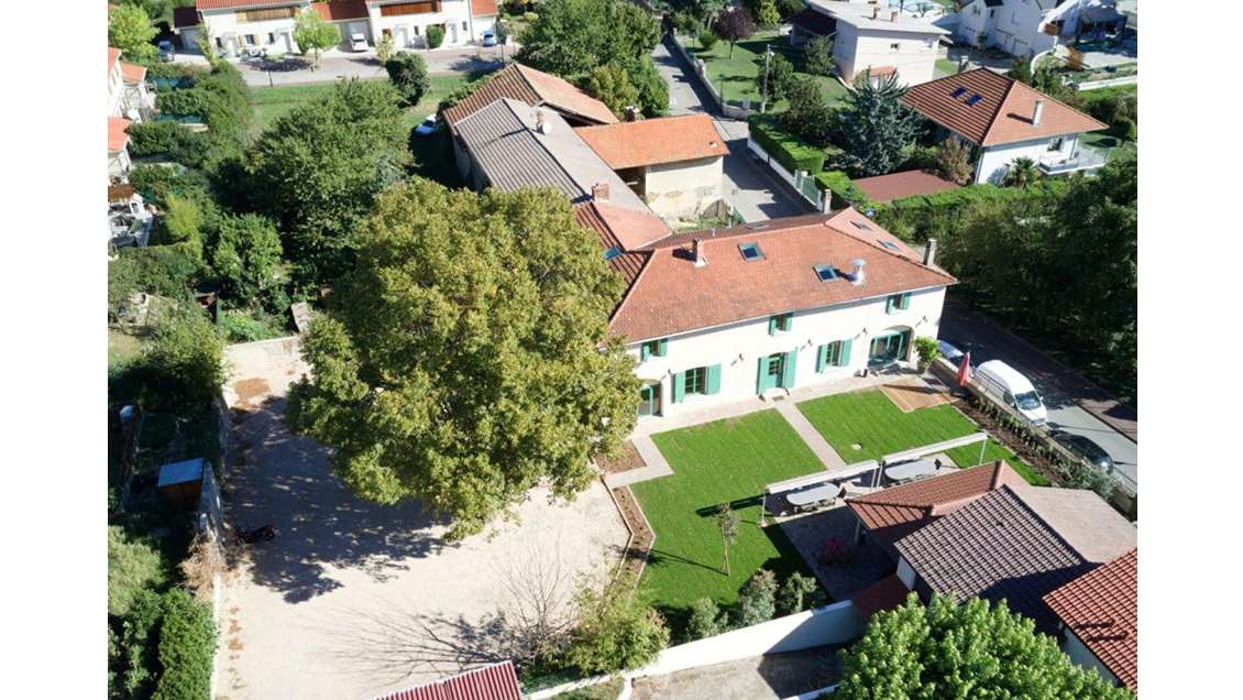 Murs commerciaux 580m² terrain 1281m² à Genas 