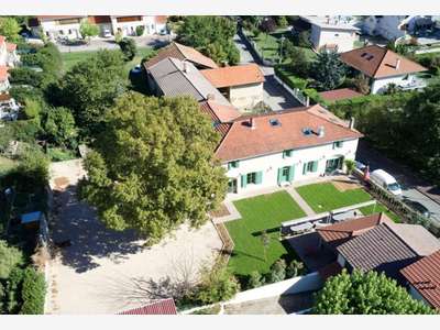 Murs commerciaux 580m² terrain 1281m² à Genas