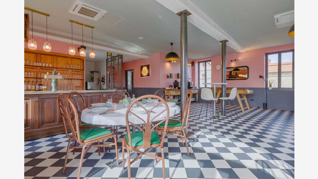 Murs commerciaux 580m² terrain 1281m² à Genas