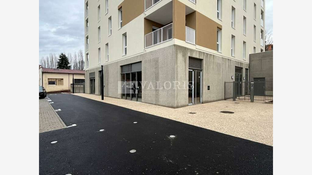AV locaux commerciaux 670m² axe passant Gleizé 