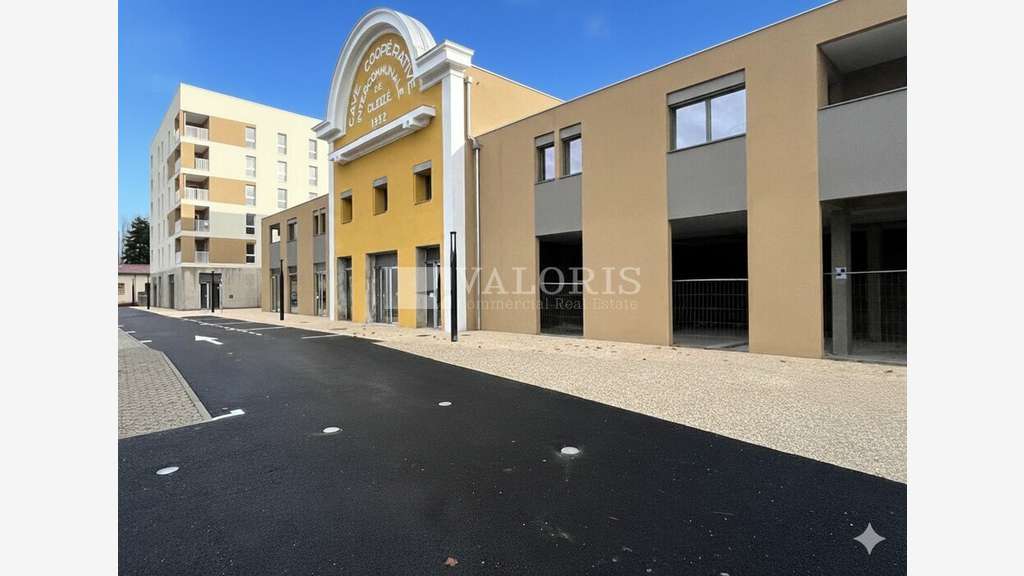 AV locaux commerciaux 670m² axe passant Gleizé 