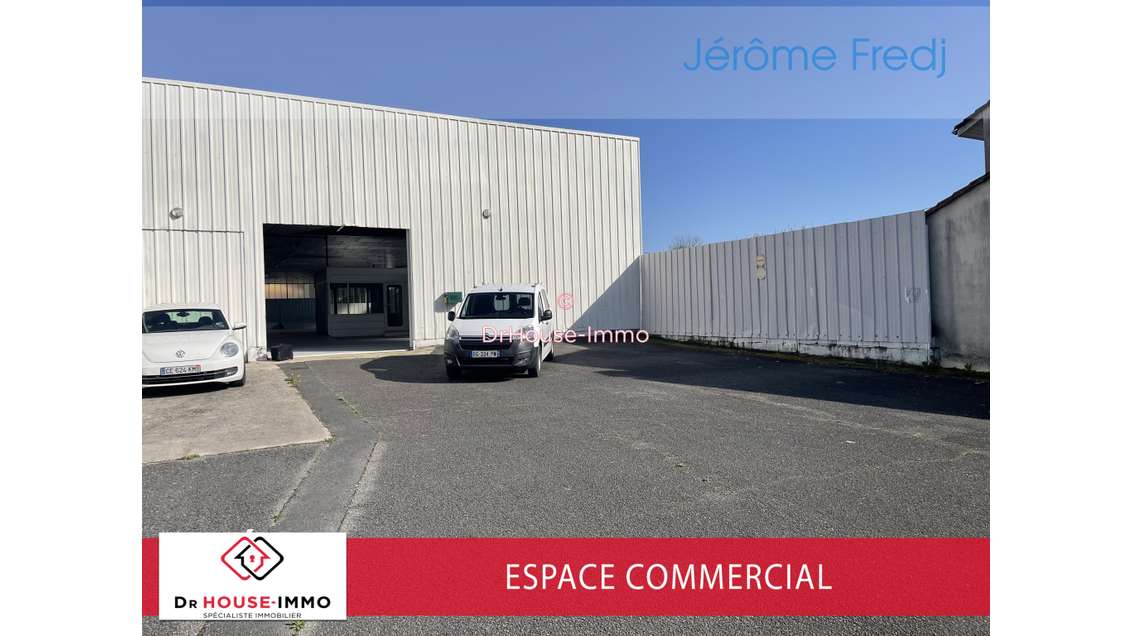 Imposant Atelier Commercial avec Grand Parking au