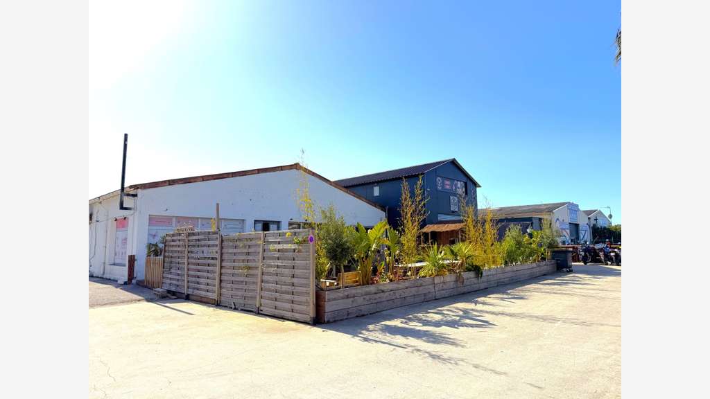 AV local cial 235m² + terrasse + extérieur Hyères