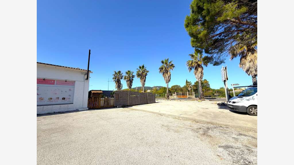 AV local cial 235m² + terrasse + extérieur Hyères