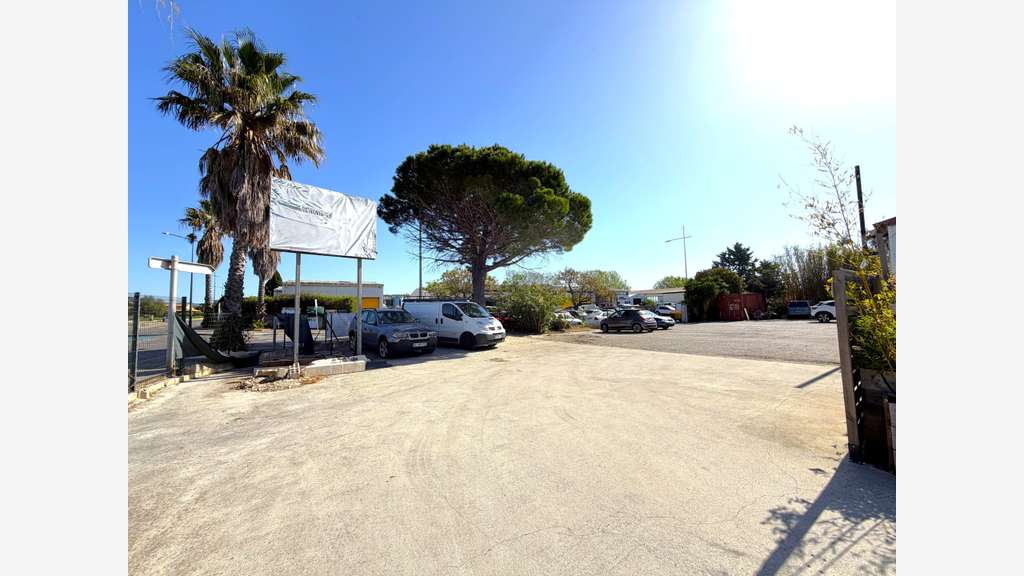 AV local cial 235m² + terrasse + extérieur Hyères