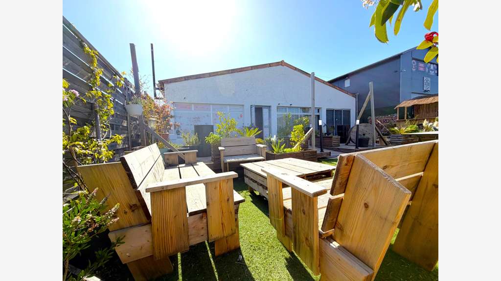 AV local cial 235m² + terrasse + extérieur Hyères