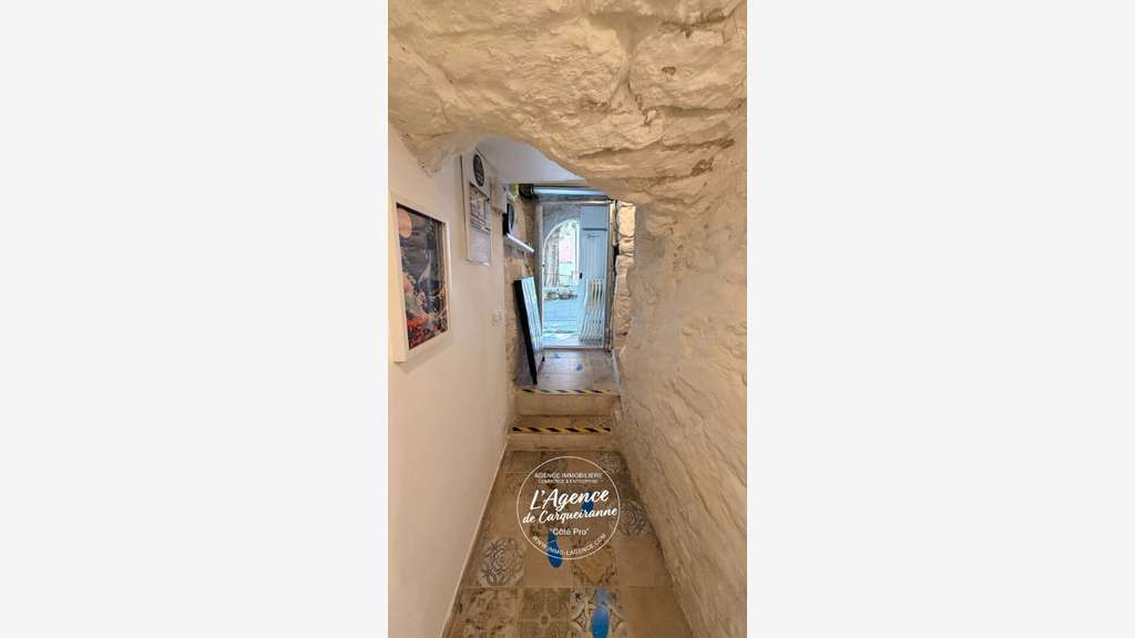 A VENDRE MURS COMMERCIAUX VIDE 24,94 M2 EN