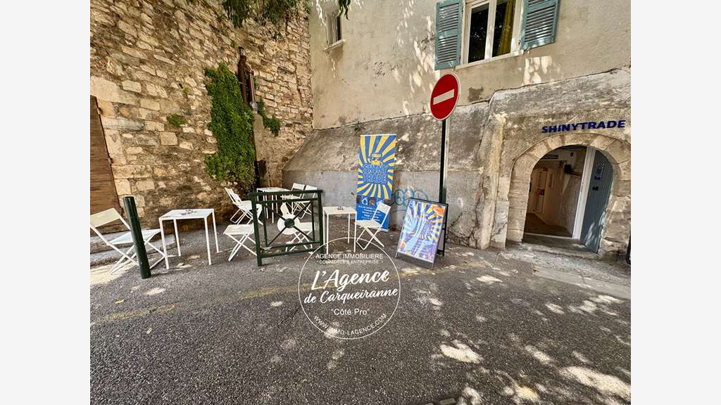 A VENDRE MURS COMMERCIAUX VIDE 24,94 M2 EN