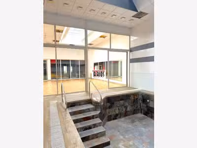 Vente local commercial de 430m² à Hyères centre