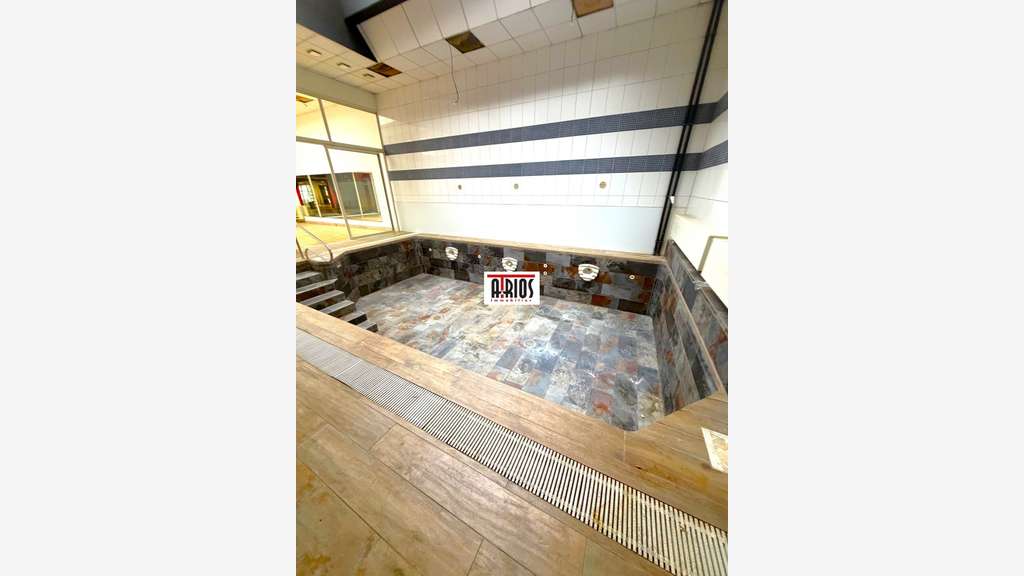 Vente local commercial de 430m² à Hyères centre