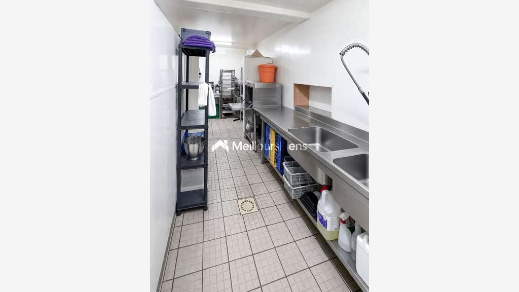 Murs et fonds -- Brasserie 262 m² avec parking -- 