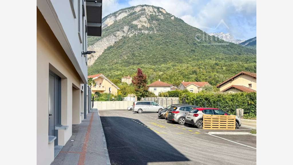 Vente local 200m² visibilité parking à La Terrasse
