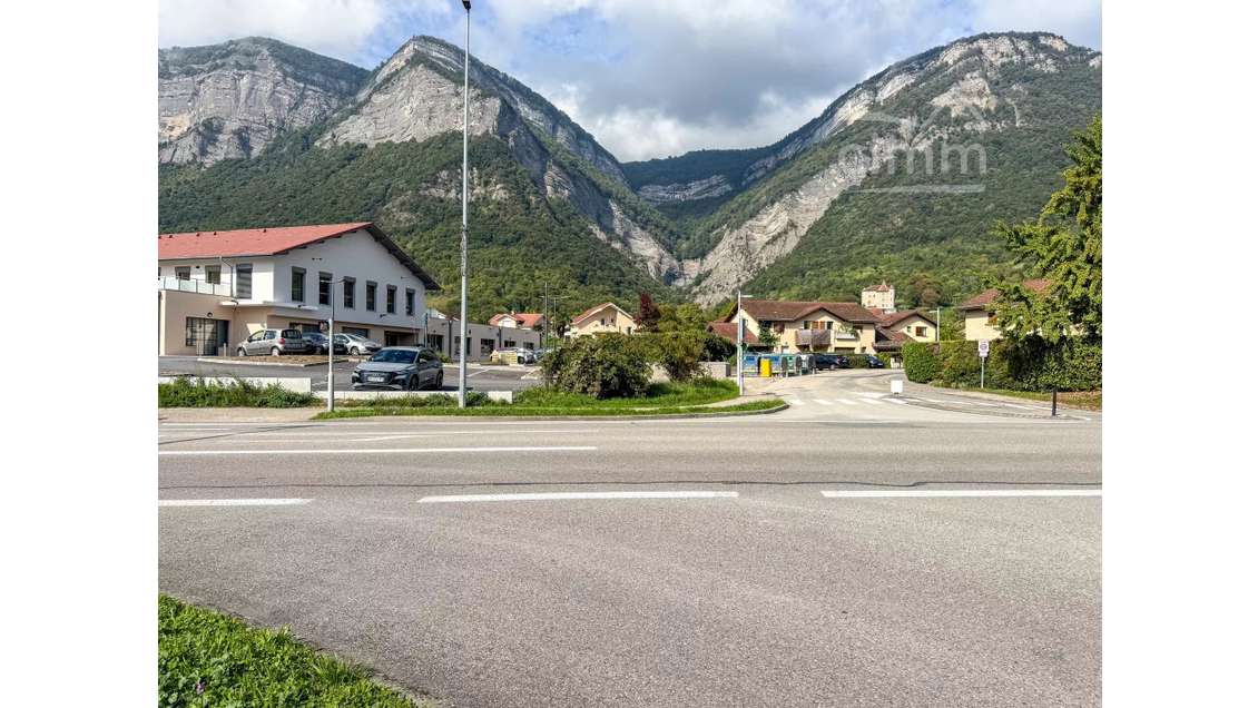 Vente local 200m² visibilité parking à La Terrasse