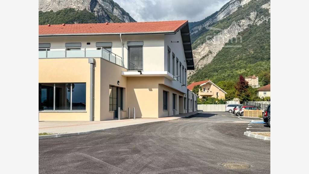 Vente local 200m² visibilité parking à La Terrasse