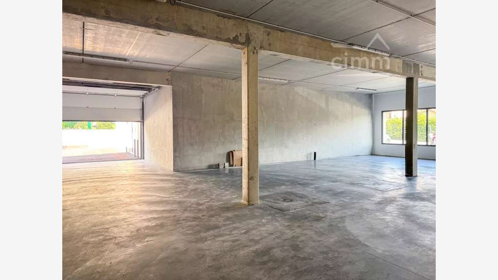 Vente local 200m² visibilité parking à La Terrasse