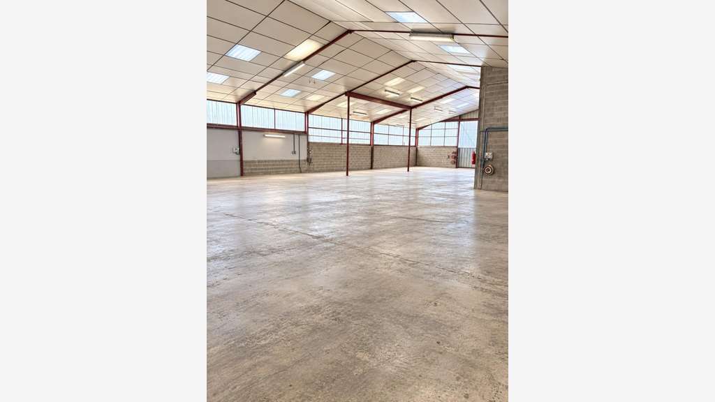 Vente garage entrepôt de 1100m² Lanne-Soubiran